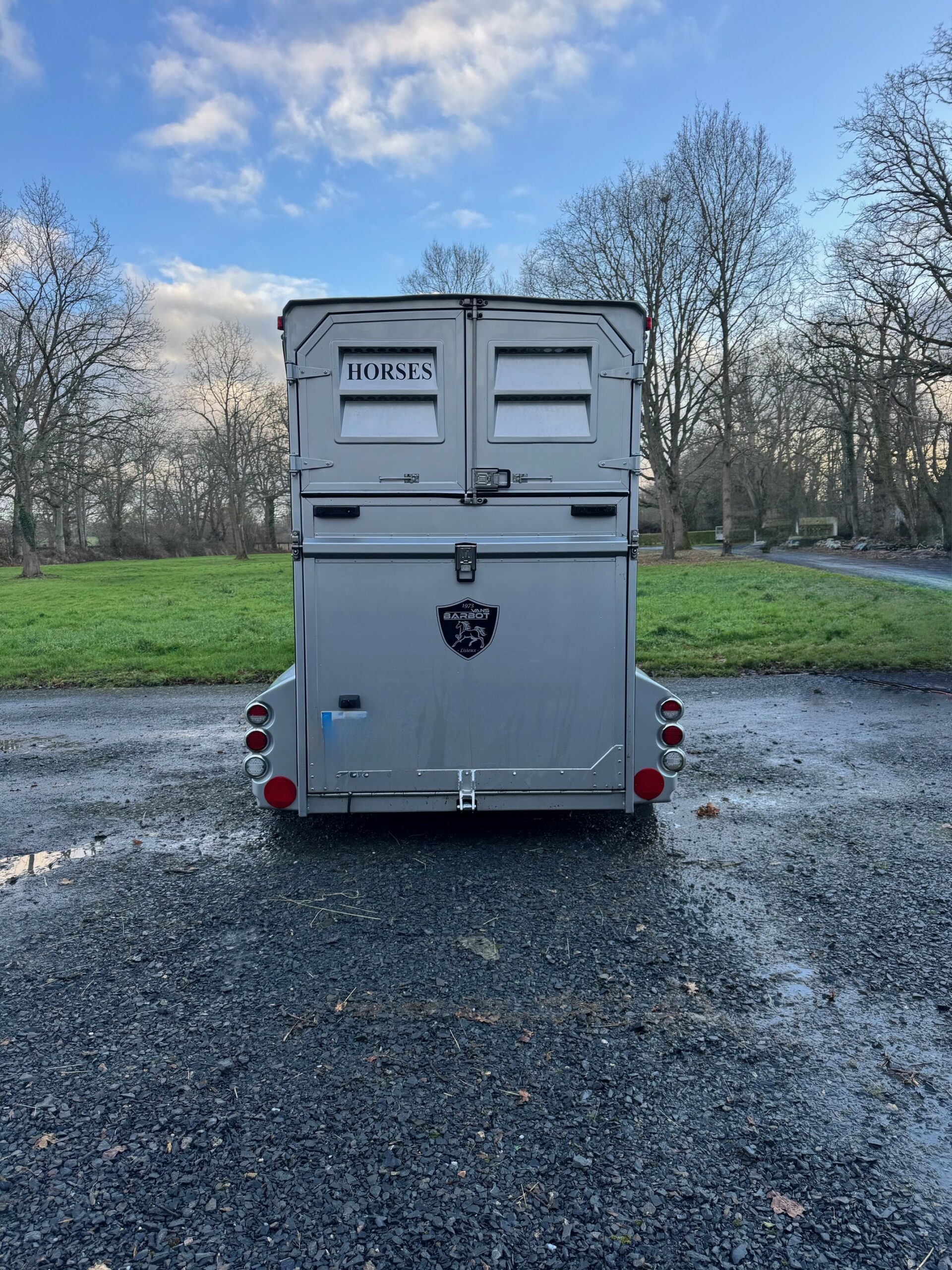 Espaces stalle rallongé arrière fermé